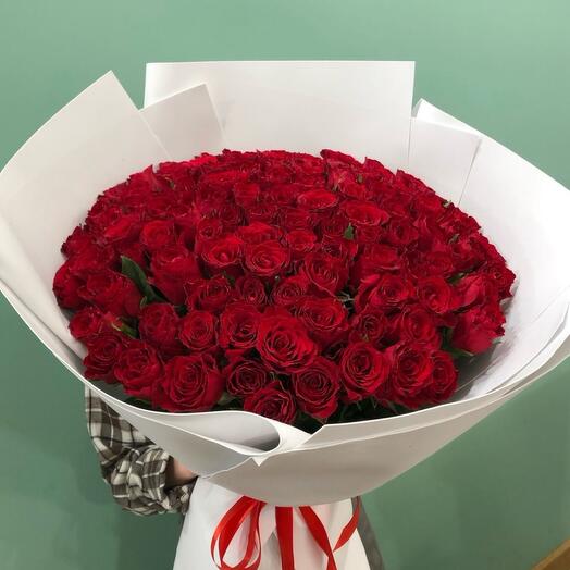 Букет 101 красная роза в белой упаковке
