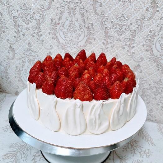 Торт с клубникой