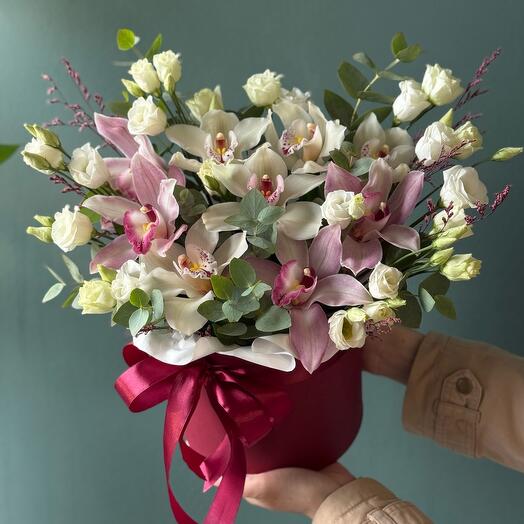 Bouquet of orchids in a hatbox "The Triumph of love"