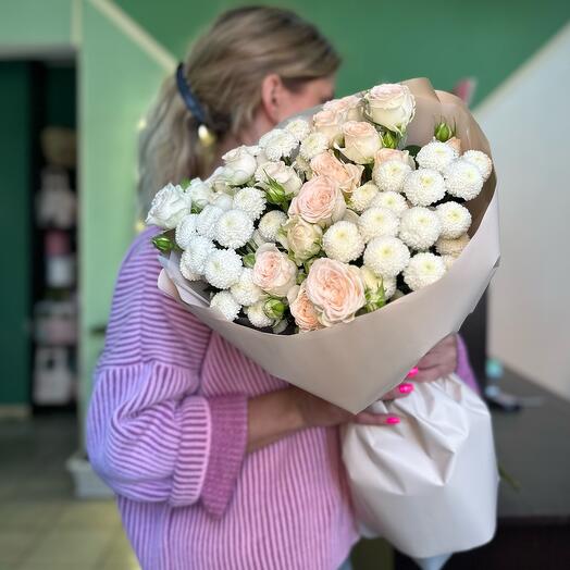 Нежный букет из кустовых роз и белых хризантем в бежевом оформлении