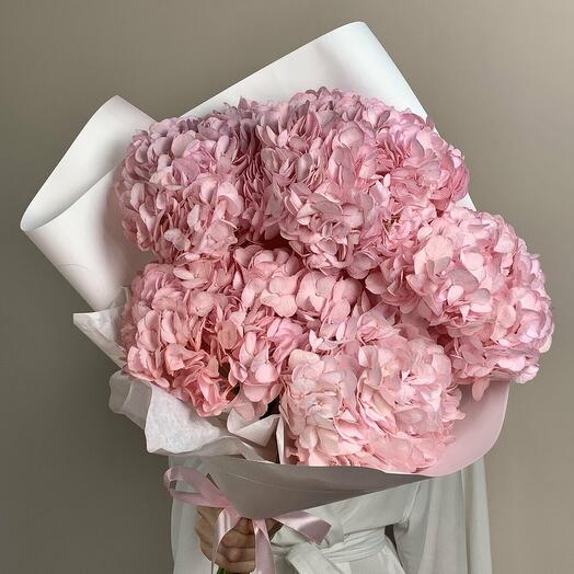 Нежный розовый букет гортензий