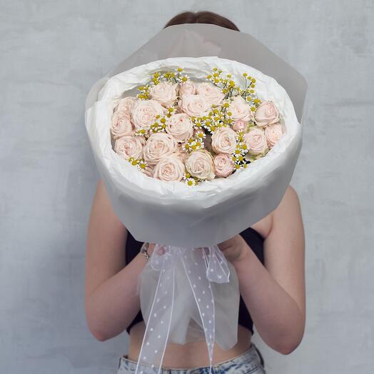 Букет из кустовой розы и ромашки