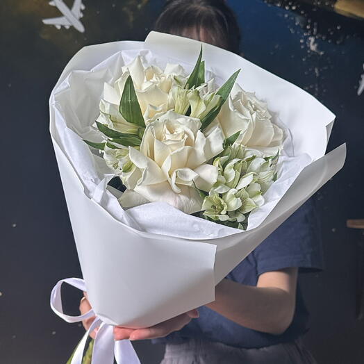 Букет с французскими розами и альстромерией