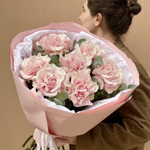 «7 причин улыбнуться» —французские розы с эвкалиптом