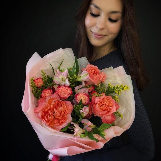 Букет «Не буди Дракона» (Роза Dragon Fly, кустовая Роза, альстромерия и солидаго)