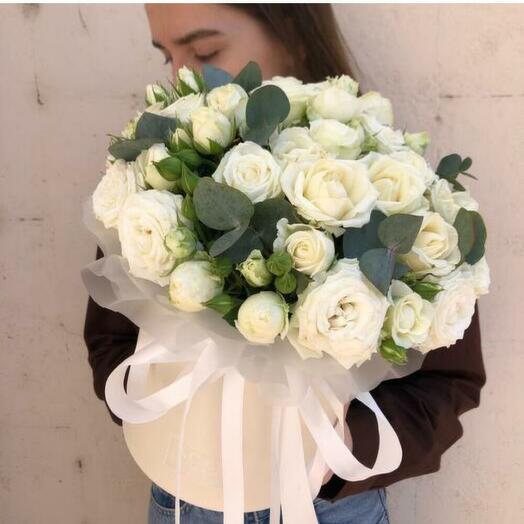 Белые кустовые розы в коробке