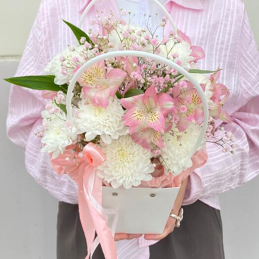 Нежная композиция с альстромерией, хризантемой и гипсофилой💗