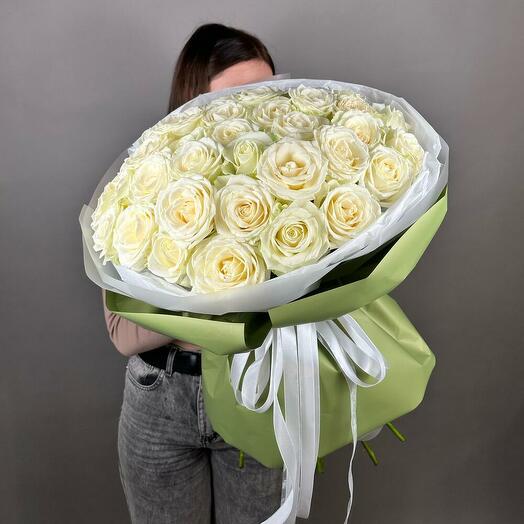 Нежный букет из 35 белых роз