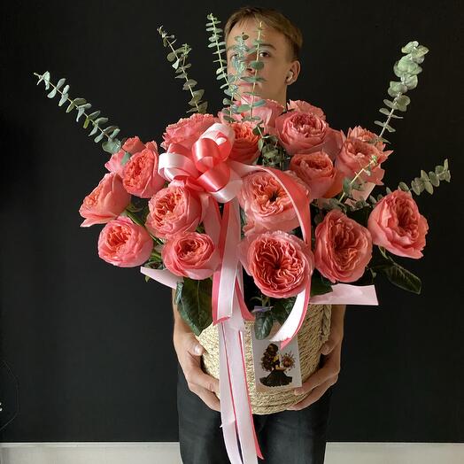 Корзина с пионовидными розами