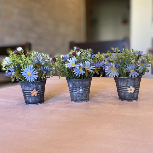 Комплект из 3-х кашпо для декора Металлические ведерки с искусственными полевыми цветами