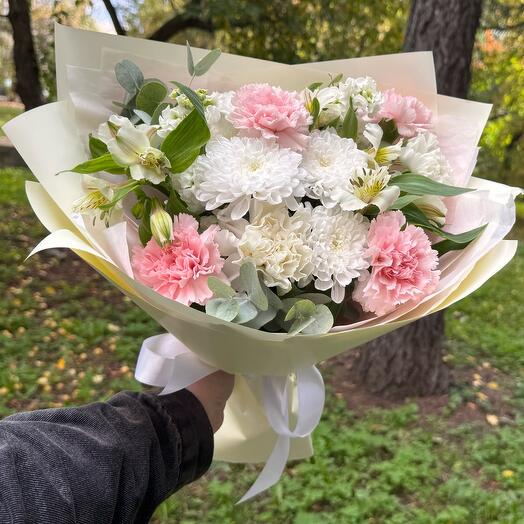Зефирка букет с диантусами и маттиолой, хризантемой, альстромерией