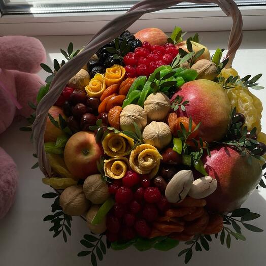 Корзина с сухофруктами и орехами