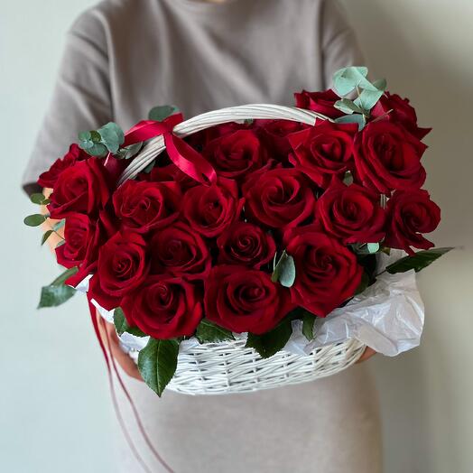 Большая корзина с красными розами 156