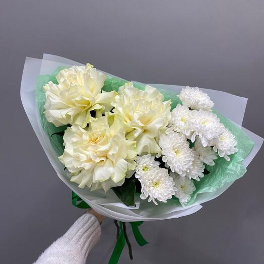 Роза 3 штуки с хризантемой