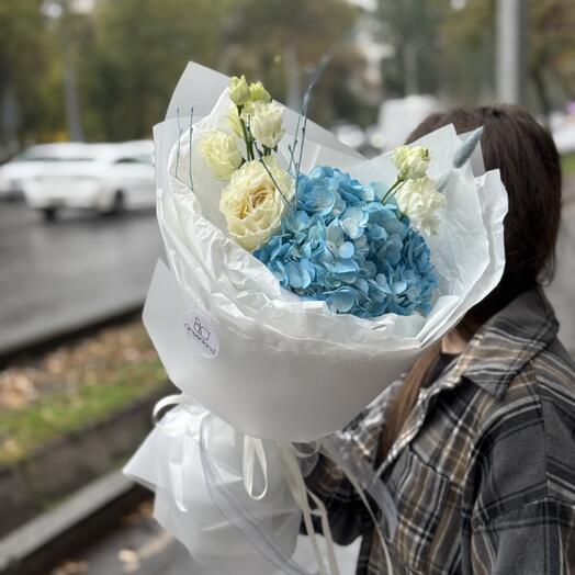 Букет с голубой гортензией