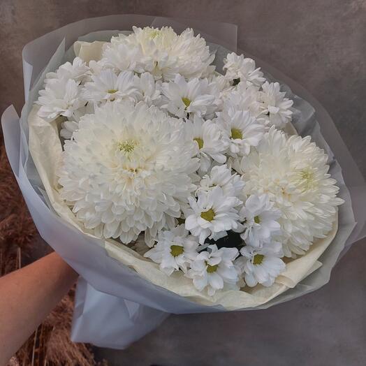 "Элегантная классика" Белый букет с кустовыми и одноголовыми хризантемами в стильной обьемной упаковке