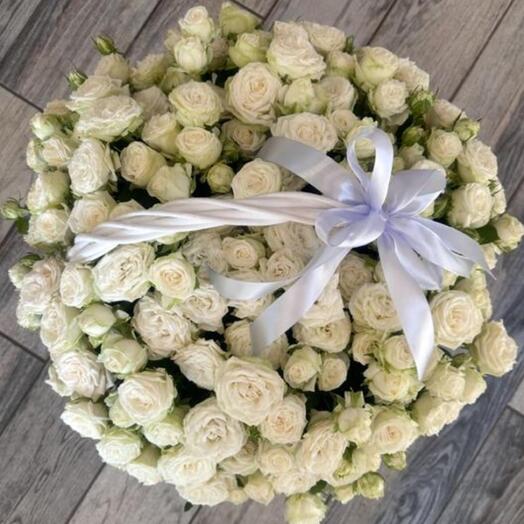 Cesta de rosas blancas