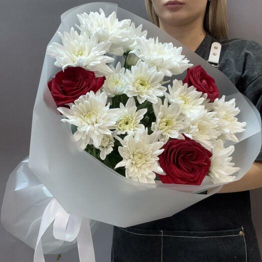 Букет с красными Розами и кустовой Хризантемой