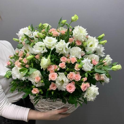 Корзина с цветами эустома