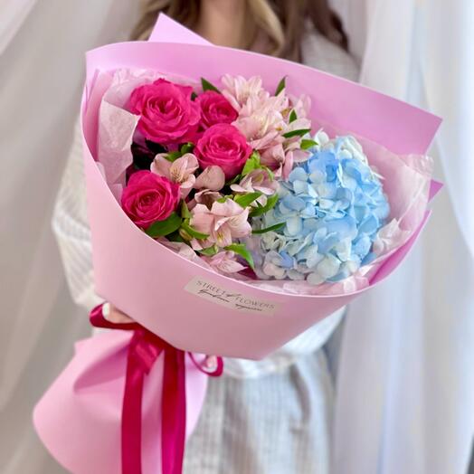 Букет с гортензией, кустовыми розами и альстромериями