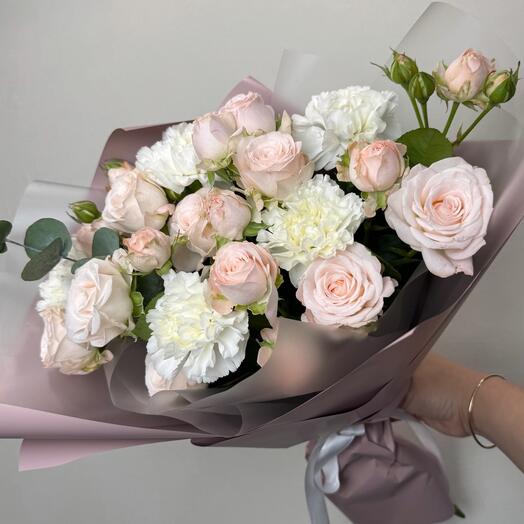 Нежный комплимент из Пионовидных роз и Диантусов🤍