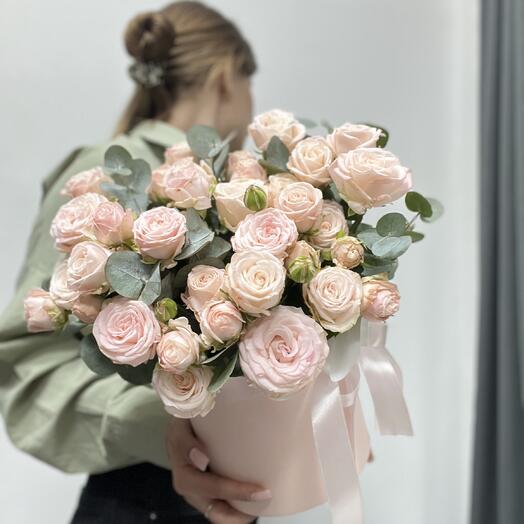 Кустовые розы в коробке