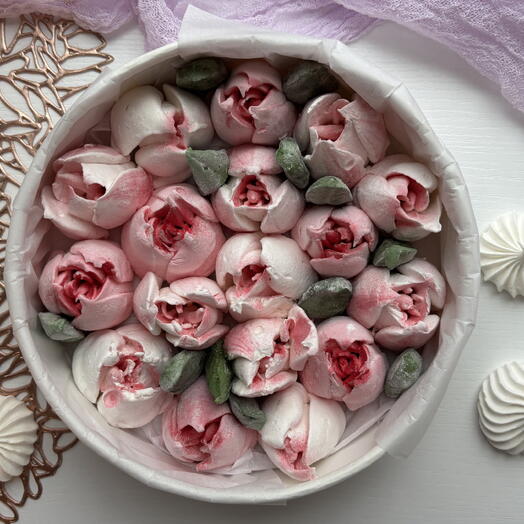 Small hatbox with tulips