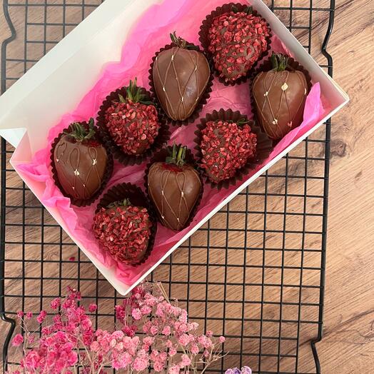 Клубника в молочном шоколаде с сублимированной малиной