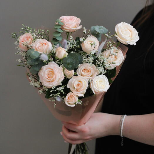 Нежный букет из кремовых пионовидных кустовых роз, веточек лимниума и лагуруса