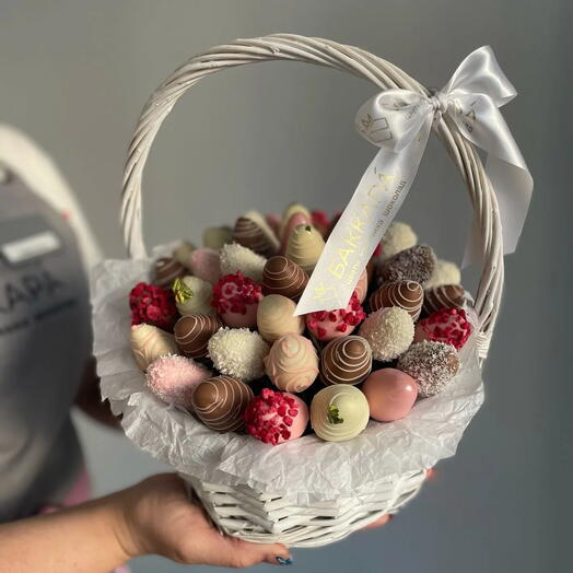 Корзина с клубникой в белом и молочном шоколаде на подарок