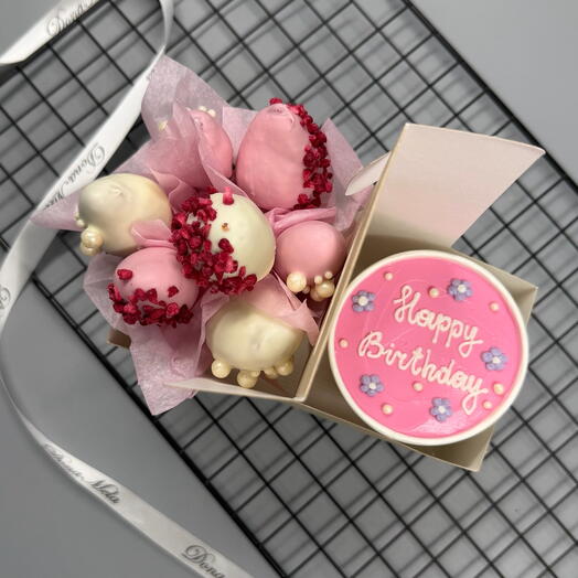 Бенто тортик в стакане на день рождениея и клубника в шоколаде