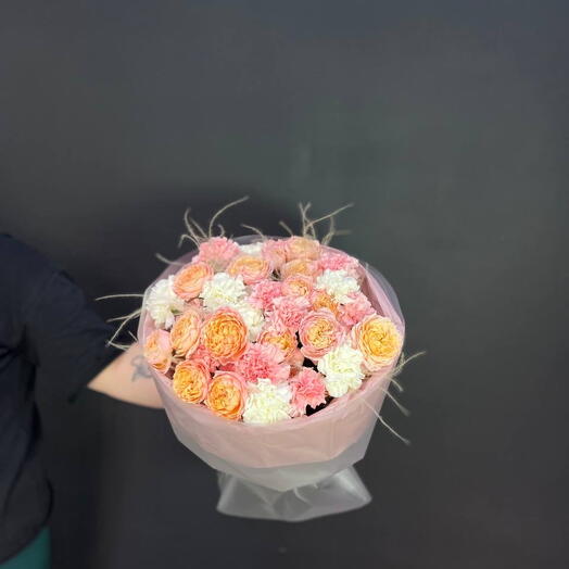 Букет из кустовой розы и диантусов