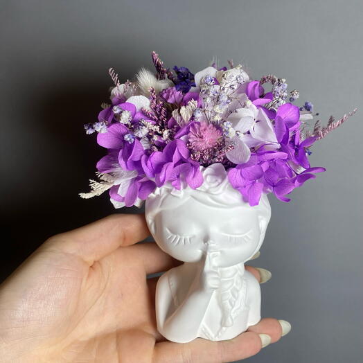 Композиция «Спящая девочка» из сухоцветов и стабилизированных цветов в фиолетовых тонах