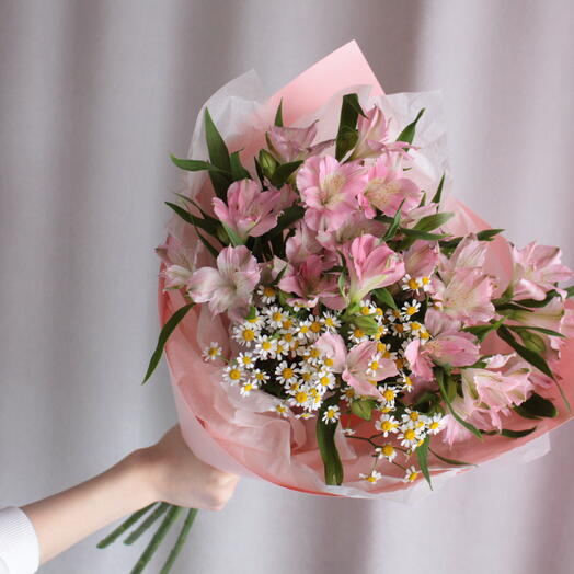 Альстромерия и ромашка в розовом