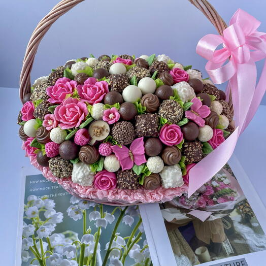 Корзина из конфет и шоколада