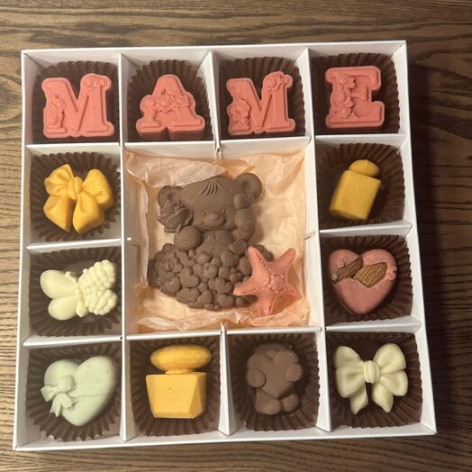 Маме шоколадные конфеты с мишкой