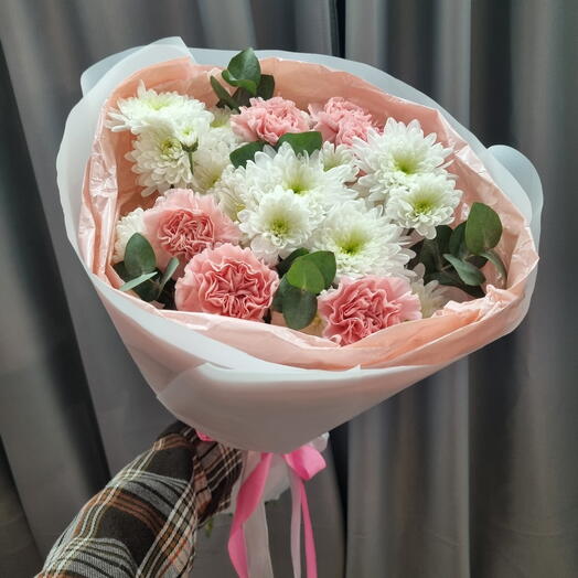 Нежный букет с хризантемой, эвкалиптом и диантусом