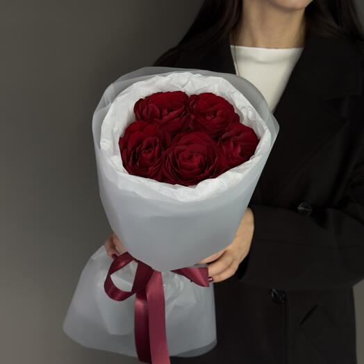Мини букет из красных роз в белой упаковке