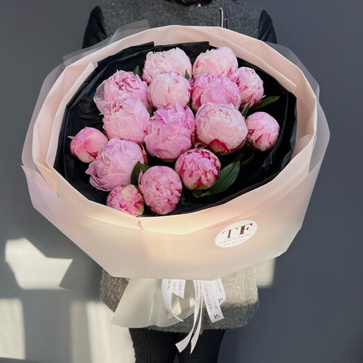 Пионы «Сара Бернар» в нежном оформлении