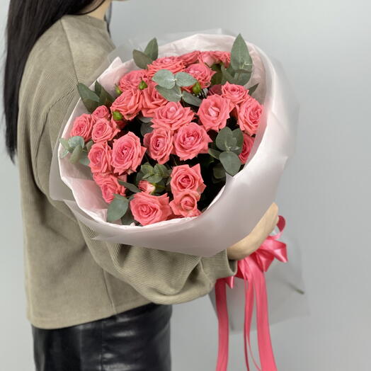 Букет из 7 кустовых розовых роз с эвкалиптом (81)