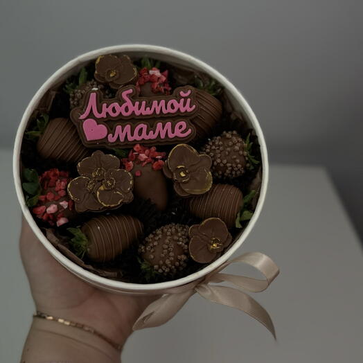 Клубника в круглой коробочке с топпером для мамы
