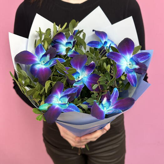 Букет с синей орхидеей дендробиум в сочетании с зеленью фисташки-11