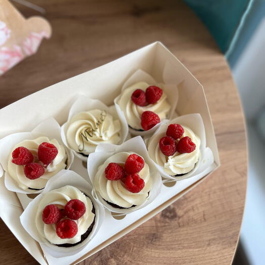 Капкейки со свежими ягодами маме