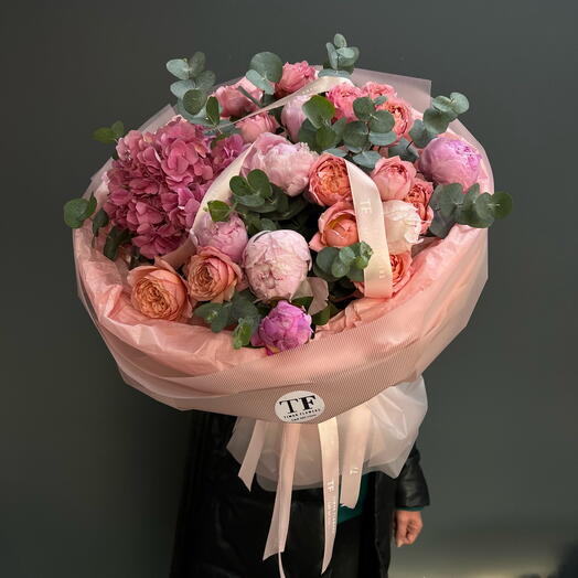 Букет «Абсолютный розовый» Гортензия, Пионы, Пионовидная кустовая роза