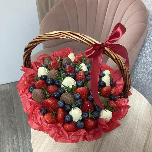 Клубника в шоколаде в корзине