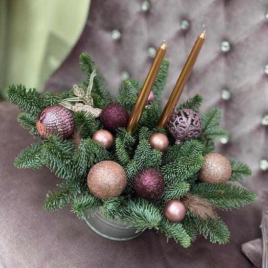 Новогодняя композиция со свечами розовая