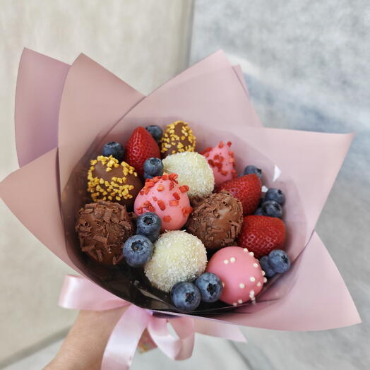 Букет из 12 клубник с голубикой