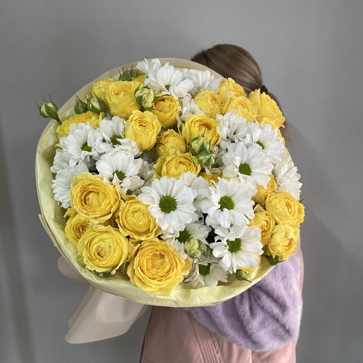Солнечный💛 ромашки и кустовые розы🌼