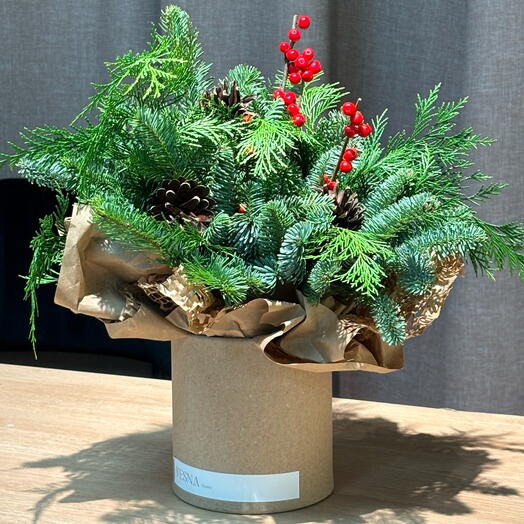 Хвойная интерьерная композиция с илексом