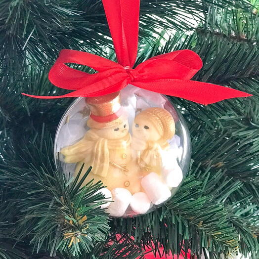 Ёлочный шар с шоколадной фигуркой и маршмеллоу «Снеговички»